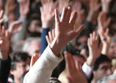 Votacions a mà alçada en una assemblea